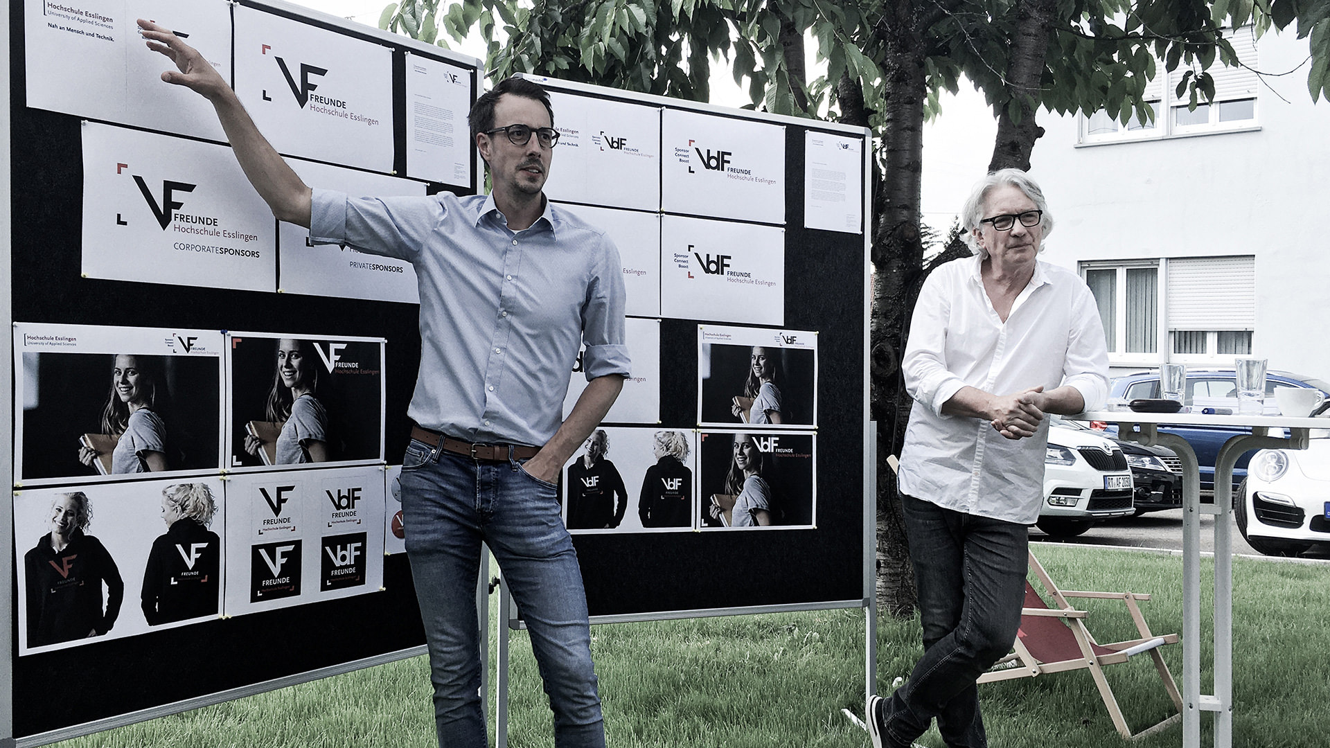 Christian Grupp und Janusz Ledwoch präsentieren auf Boards die Logoentwürfe für den VdF